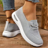 Scarpe da ginnastica grigie da donna, tessuto traspirante, suola bianca antiscivolo, design casual, perfette per passeggiate e attività quotidiane.
