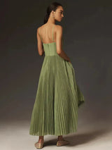 Donna in abito lungo verde plissettato, spalline sottili, vista posteriore. Moda elegante, abbigliamento femminile, tendenze 2023.